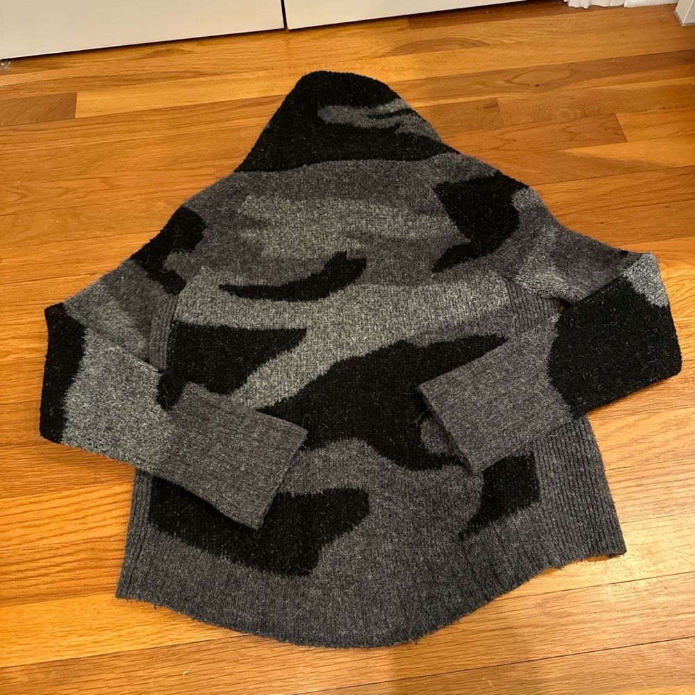 Gray And Black Patterned Sweater - image 5